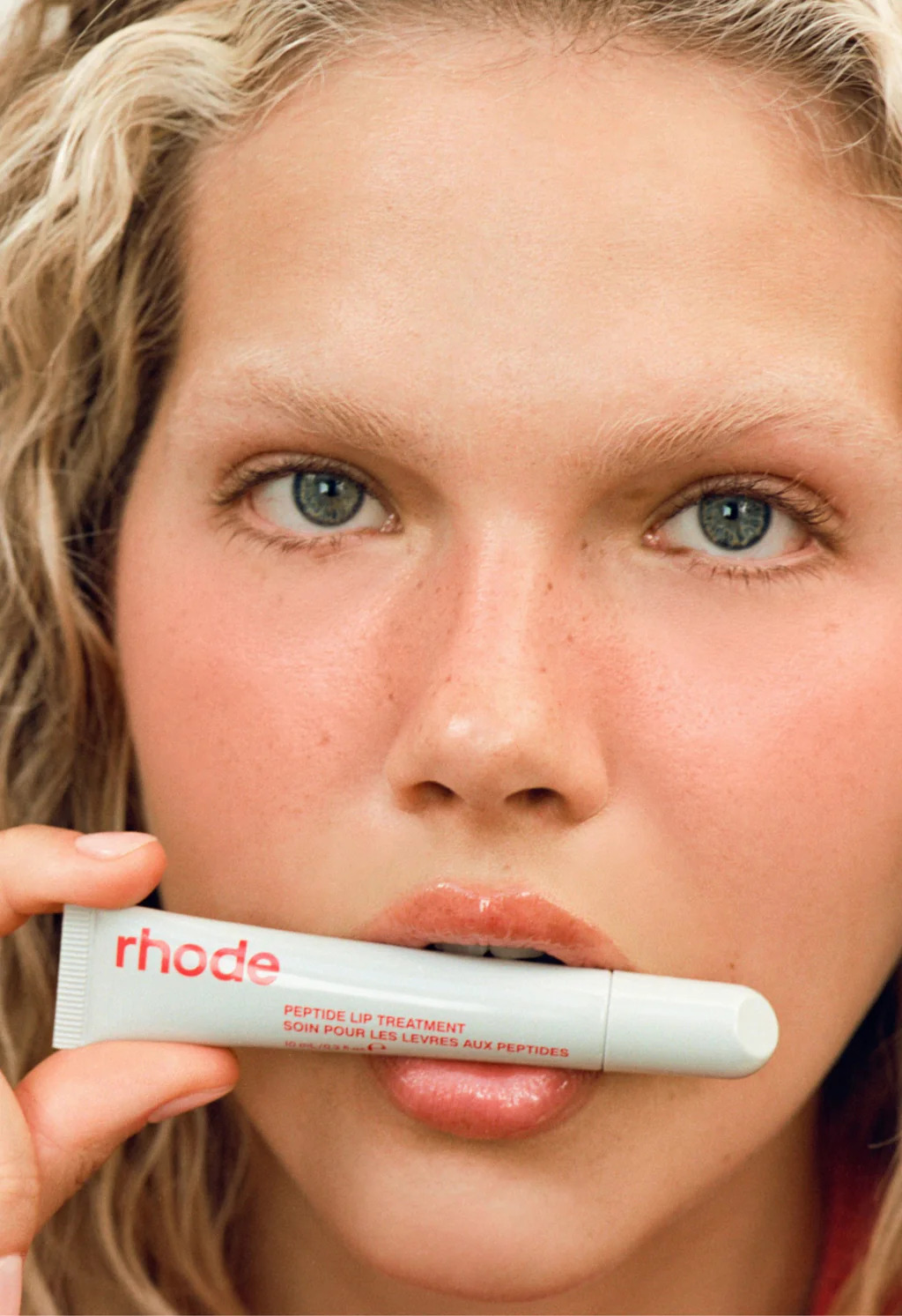 NEW ароматизований тінт для вуст із пептидами RHODE STRAWBERRY GLAZE Scented Peptide Lip Tint THE NOURISHING LIP LAYER